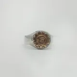 Anillo de plata 925 con aplique de oro 9k, con el símbolo de ingeniería en el centro.