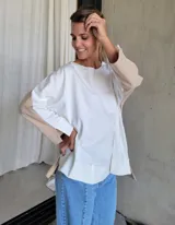 Remerón beige de corte amplio, con escote redondo y mangas largas.