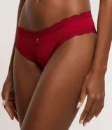 Bombacha bikini roja de poliamida con detalles de encaje y dije de cereza.
