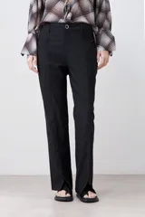 Pantalón negro de corte recto con tajos en el ruedo.