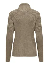 Sweater de punto color marrón con cuello alto vuelto, mangas largas y puños acanalados.