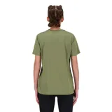 Remera deportiva verde oliva de manga corta, con logo reflectivo de New Balance en el pecho.