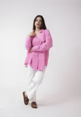Camisa de lino color rosado, con corte holgado y botones frontales.
