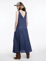 Vestido largo negro de lino, con escote en V, breteles anchos y tajo frontal.