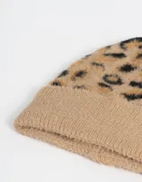 Gorro de lana color beige con estampado animal print de leopardo en tonos marrón y negro.