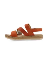 Sandalias de cuero nobuck color naranja, con tiras ajustables con velcro, forro y plantilla de cuero, y suela de PVC cosida y flexible.