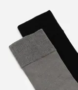 Kit de dos pares de medias de caña alta, una gris y otra negra, confeccionadas en viscosa certificada con fibra de bambú.