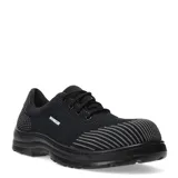 Zapato de seguridad negro con capellada de tejido de punto, cordones y suela antideslizante.