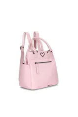 Mochila celeste con detalles en negro, con un bolsillo frontal con cierre y dos bolsillos laterales abiertos. Tiene un asa corta superior y dos correas traseras regulables.