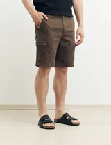 Bermuda de gabardina color marrón con bolsillos cargo laterales y bolsillos traseros con solapa.