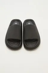 Sandalias tipo ojotas color negro con plataforma.