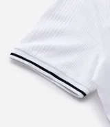 Remera polo blanca de media malla texturizada a rayas, corte regular, con cuello y mangas cortas en ribana con detalle contrastante en negro.