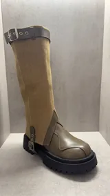 Bota marrón con caña desmontable de tela color beige y suela track.