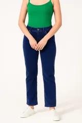 Pantalón de pana azul marino, de corte recto y tiro alto.