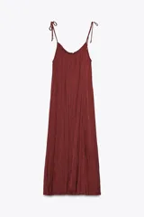 Vestido midi color ladrillo, de breteles finos regulables y escote redondo.