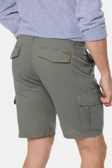 Bermuda color beige de corte recto, con bolsillos cargo laterales y confeccionada en lino.