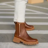 Botas Chelsea de cuero vacuno negro con elásticos laterales, cierre interno y suela de goma artesanal.