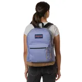 Mochila Jansport Right Pack color lila con base de cuero color marrón. Tiene un compartimento principal con cierre, un bolsillo frontal con cierre y un asa de mano en la parte superior.
