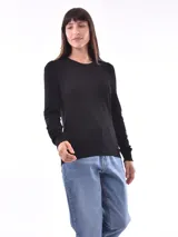 Sweater de punto color beige, de corte clásico y mangas largas. Ideal para uso diario.