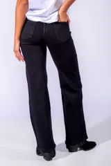 Pantalón de jean negro con apliques de lentejuelas plateadas.