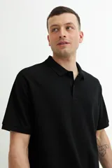 Remera polo gris de manga corta con cuello clásico y tapeta de dos botones.