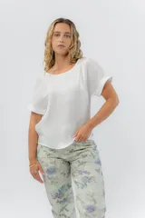Blusa gris lavanda metálico de corte recto y fluido, con mangas cortas con vuelta, escote redondo y abertura en la espalda.