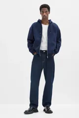 Campera con capucha azul marino, con cierre frontal, bolsillos laterales y puños y cintura acanalados.