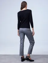 Buzo de tejido fino, color beige, con mangas tres cuartos estilo raglán.