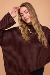 Buzo color crema tejido en algodón, de silueta holgada, mangas anchas y cuello bote.