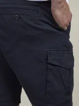 Bermuda de gabardina negra con bolsillos cargo laterales y corte recto.