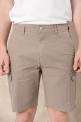 Bermuda cargo azul marino con bolsillos laterales y traseros.