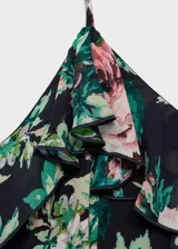 Vestido largo de gasa con estampado floral, tirantes finos ajustables, escote en pico, detalle de volantes en el cuello y en el bajo, cierre de cremallera en la parte posterior y forro interior.