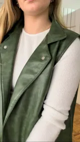 Chaleco verde de ecocuero con cuello solapa y cierre con botones a presión.