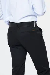 Pantalón clásico de gabardina gris, ideal para combinar con camisas y vestimenta de oficina.