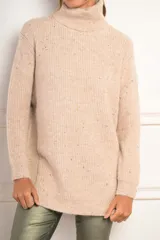 Sweater beige con cuello alto doble, textura acanalada y tajos laterales.