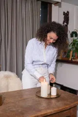 Camisa celeste y blanca a rayas verticales, con diseño texturizado de rombos y cuello clásico.