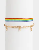 Set de dos chokers: uno con cadena dorada y dijes de letras, y otro con cinta de arcoíris.