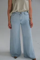 Pantalón de jean celeste claro, de corte ancho y tiro alto.