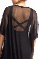 Remerón de tul negro, de talle único y corte suelto.