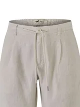 Pantalón capri de lino color beige con efecto melange, pretina elástica con cordón ajustable, bolsillos delanteros y traseros.