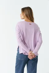 Remera de manga larga color lila, con escote redondo y corte regular.