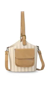 Matero con forma de balde, confeccionado en material símil cuero beige con estampado de rayas verticales en verde militar. Posee bolsillo frontal, asa de mano y correa larga desmontable.