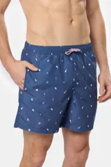 Short de baño celeste con estampado de veleros blancos, cintura elástica con cordón ajustable, dos bolsillos laterales y suspensor de malla fina.