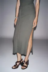 Vestido midi gris de algodón con escote recto, tirantes finos ajustables con lazos y cinturón lazado en la cintura.