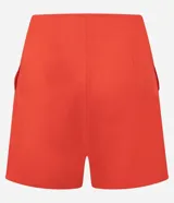 Short pollera de color rojo confeccionado en tejido de viscolino, una mezcla de lino y viscosa. Presenta un diseño de cintura fija con cierre de cremallera lateral y bolsillos frontales con solapa.