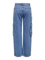 Pantalón jean cargo de pierna ancha, color celeste, con bolsillos laterales con fuelle y cierre con botón.