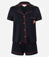 Conjunto de pijama corto americano confeccionado en viscosa certificada. Incluye una blusa de manga corta con cuello solapa, abotonado delantero y bordado de frutilla en el bolsillo; y un short con cintura elástica y lazo.