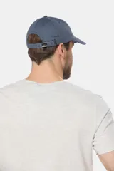 Gorra de béisbol azul marino confeccionada en lona de algodón, con visera curva y parche rectangular con logo en el frente.