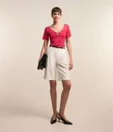 Blusa fucsia de viscosa con escote en V y aro metálico.