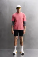 Camiseta marrón de algodón, corte relaxed fit, cuello redondo y manga corta.